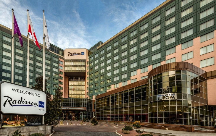 Außenansicht des Radisson BLU Hotels in Stettin mit Eingangsbereich.