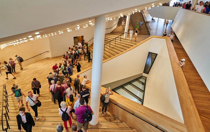 Menschenmenge im Foyer der Elbphilharmonie in Hamburg während eines Tages der offenen Tür.