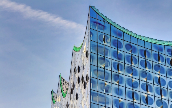 Aussenansicht der Elbphilharmonie in Hamburg aus Froschperspektive betrachtet