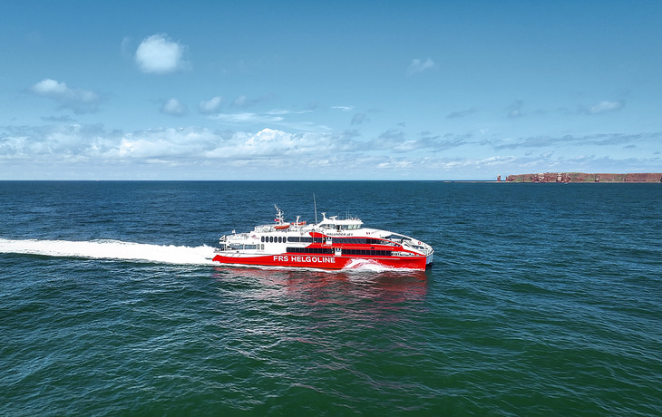 Der Katamaran Halunder Jet fährt vor Helgoland über die Nordsee.