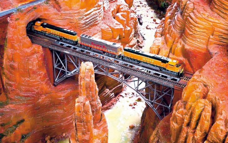 Modelleisenbahn auf Brücke in Miniatur Wunderland USA-Szene.