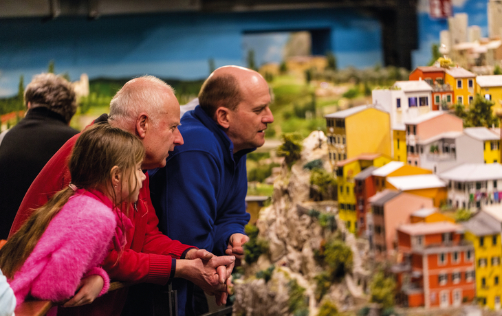 Besucher betrachten ein detailreiches Modell im Miniatur Wunderland in Hamburg.