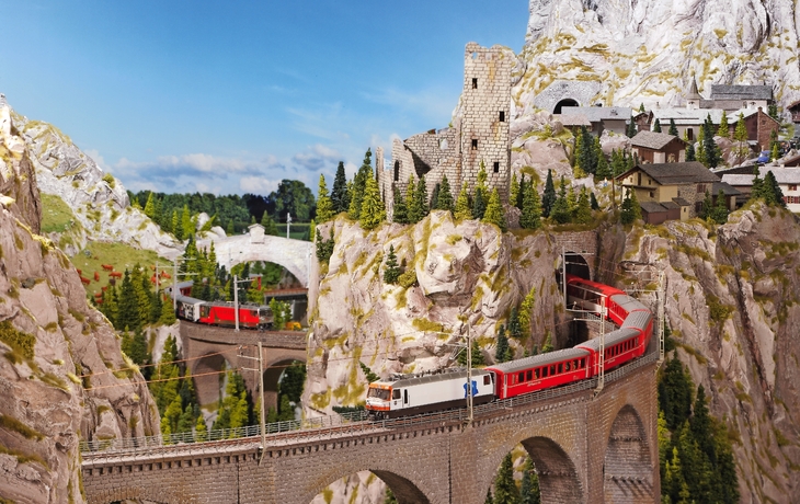 Modell der Schweizer Alpen mit Zügen im Miniatur Wunderland Hamburg.