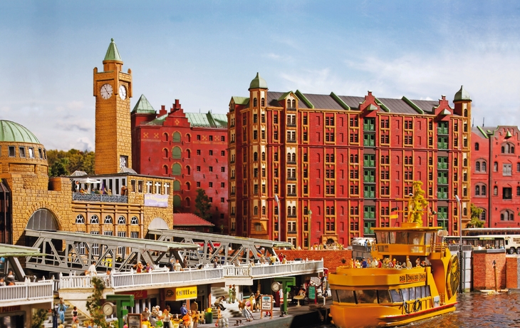 Miniaturmodell der Hamburger Landungsbrücken mit Schiff in der Speicherstadt im Miniatur Wunderland.