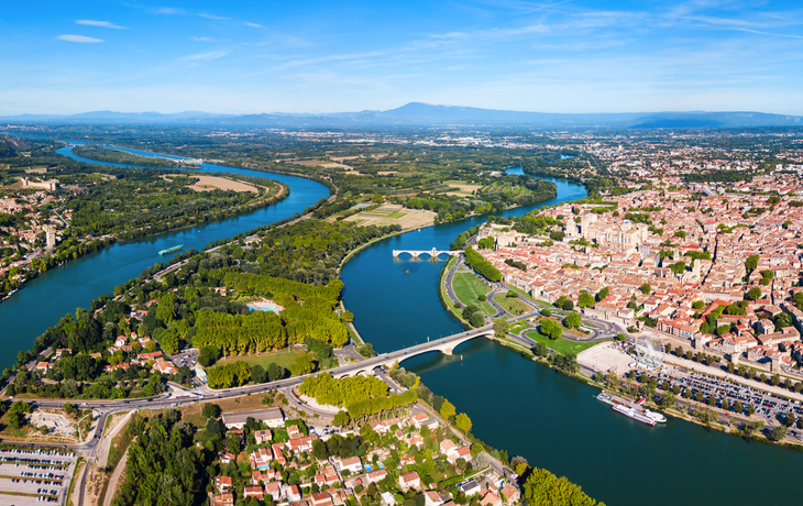 Luftaufnahme eines Flusses mit Brücken und Stadtlandschaft im Hintergrund