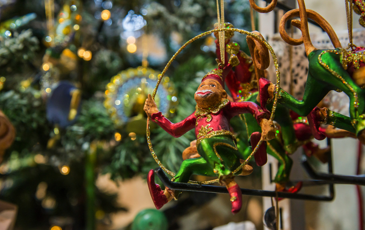 Weihnachtsschmuck mit Affenmotiv auf einem Weihnachtsmarkt.