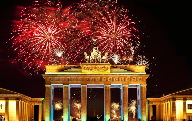 Brandenburger Tor bei Nacht mit Feuerwerk am Silvesterabend in Berlin