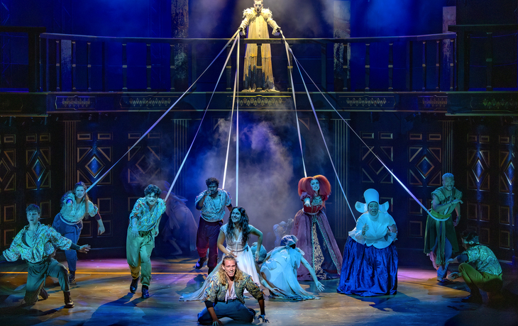 Romeo und Julia - Das Musical© sunstroem Szenenfoto von Schauspielern in einem bunten Bühnenbild des Musicals Romeo & Julia.