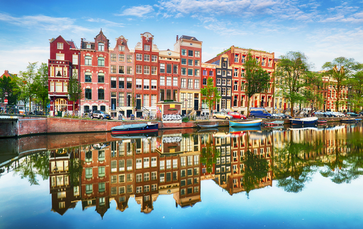 Traditionelle Giebelhäuser an einem Kanal in Amsterdam