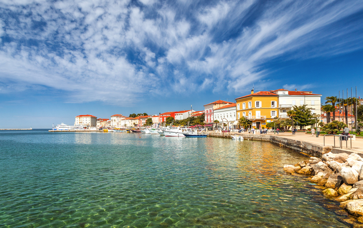 Porec ©Viliam - stock.adobe.com Hafen von Porec in Istrien, Kroatien, mit blauem Meer und historischen Gebäuden.