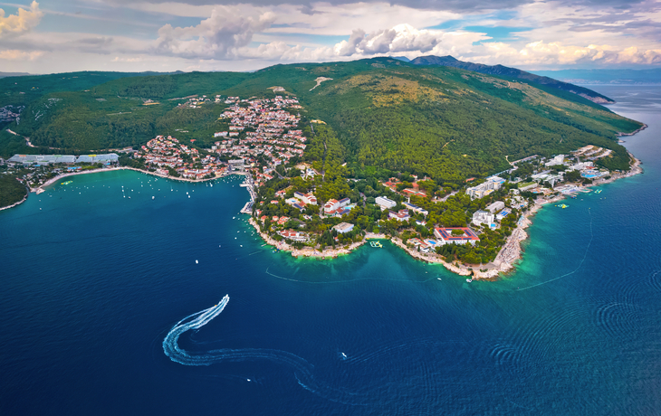 Rabac© PantherMedia / Dalibor Brlek Luftaufnahme von Rabac an der Adriaküste mit umliegender mediterraner Landschaft.