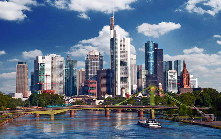 Skyline von Frankfurt am Main mit dem Main im Vordergrund