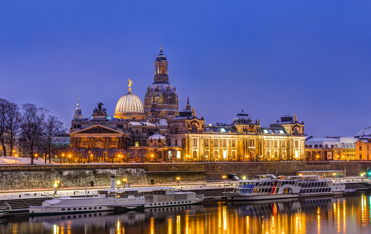 Dresdner Altstadt mit Frauenkirche und Elbe bei Dämmerung.