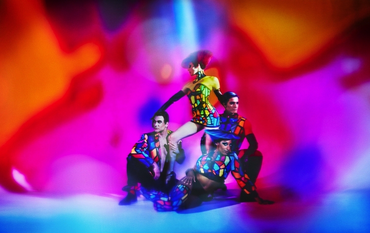 Tänzer in bunten Kostümen auf der Bühne der Friedrichstadt-Palast Show.