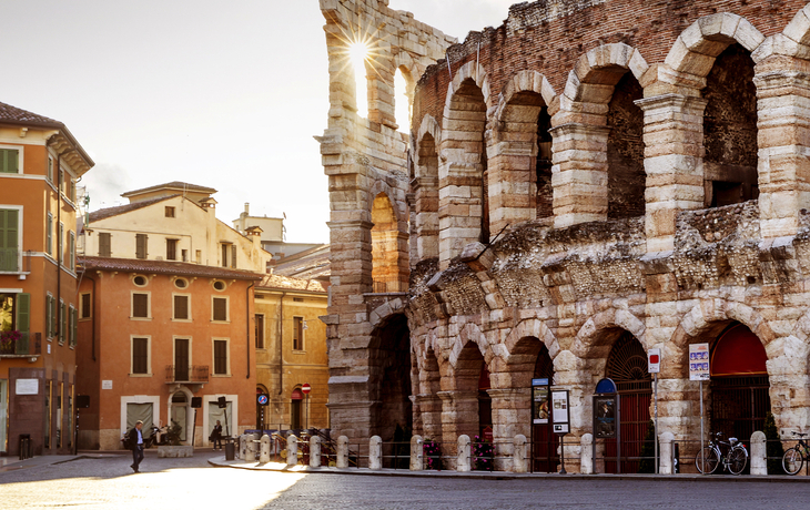Die Arena di Verona bei Sonnenuntergang auf der Piazza Bra.
