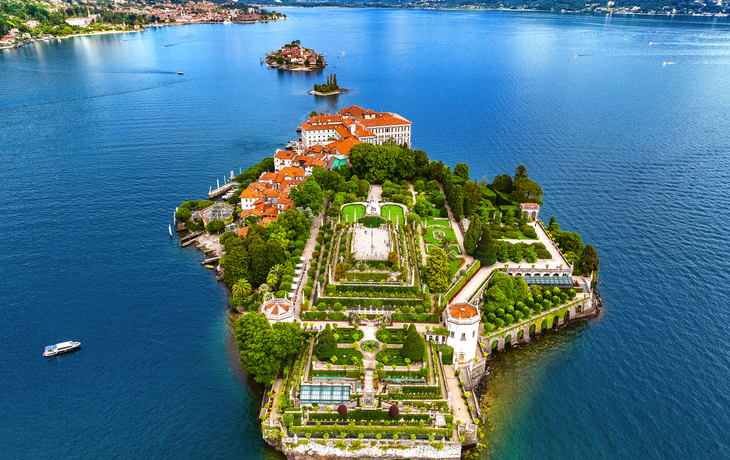 Luftaufnahme der Isola Bella im Lago Maggiore mit Palast und Gartenanlagen