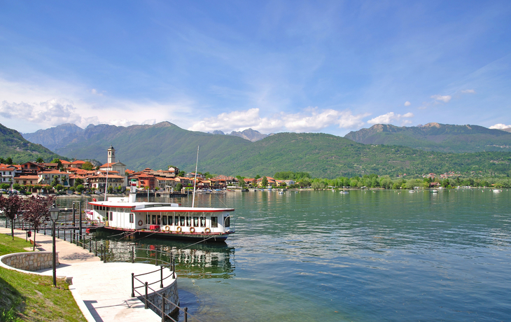 Promenade am Lago Maggiore in Baveno mit Blick auf Berge und Schiff