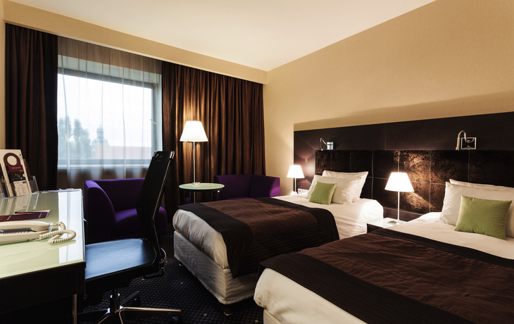 Zimmerbeispiel Doppelzimmer im Mercure Gdansk Stare Miasto mit zwei Einzelbetten und modernen Möbeln.