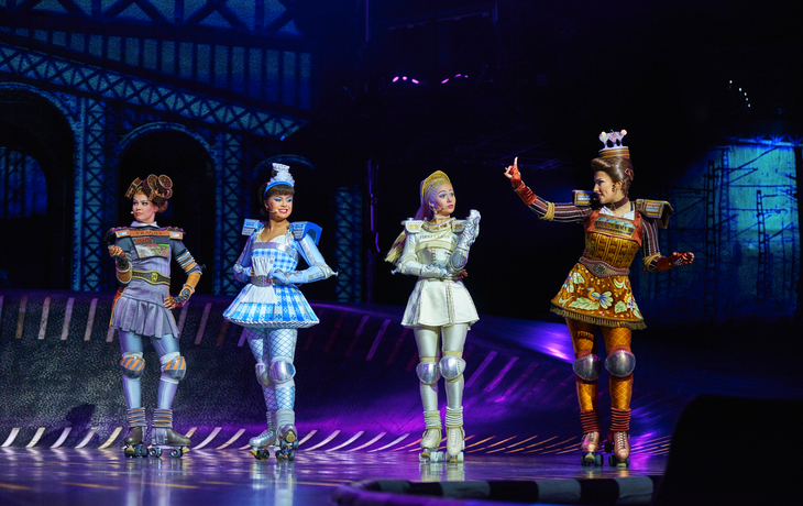Das Bild zeigt vier Musicaldarstellerinnen in Rollschuhkostümen auf der Bühne von Starlight Express.