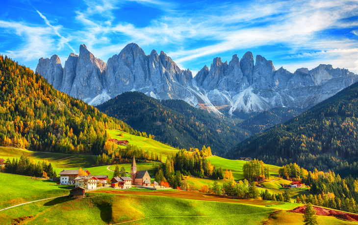 Berglandschaft mit Dorf St. Magdalena vor den Dolomiten im Villnößtal, Südtirol, Italien.