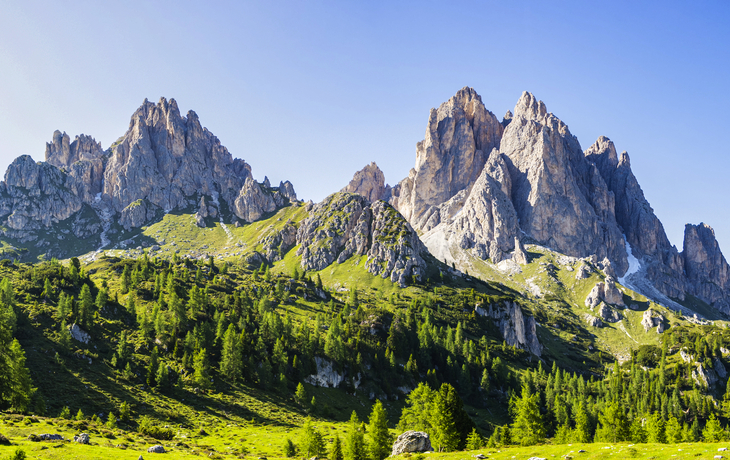 Blick auf die Dolomiten und grüne Landschaft bei Misurina im Nationalpark Drei Zinnen