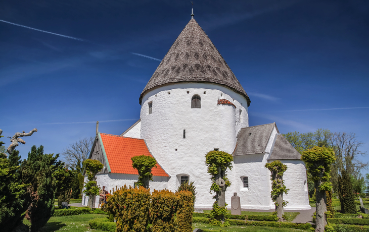 Rundkirche St. Ols auf Bornholm, Dänemark, mit weißen Mauern und konischem Dach.