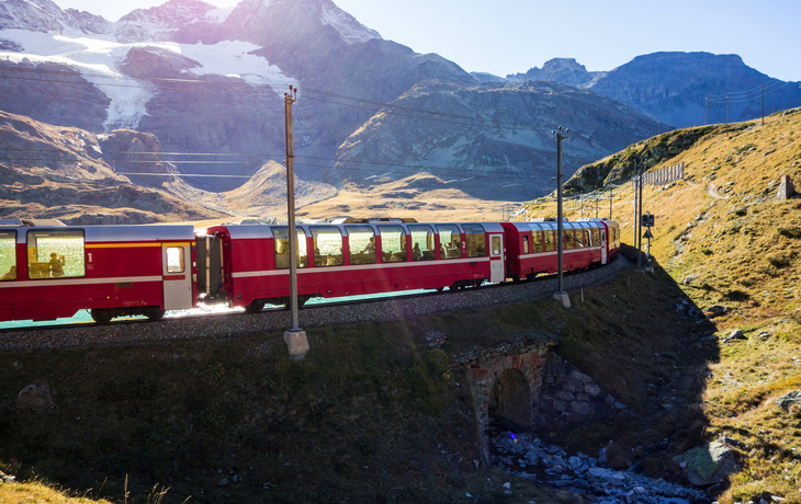 Bernina Express fährt bei Morteratschgletscher und Lago Bianco in den Bernina-Alpen entlang