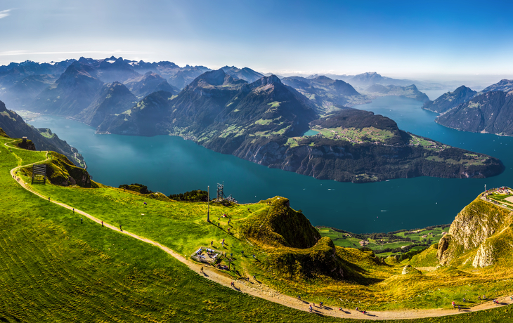 Aussicht vom Fronalpstock auf Vierwaldstättersee mit Rigi und Pilatus in der Zentralschweiz