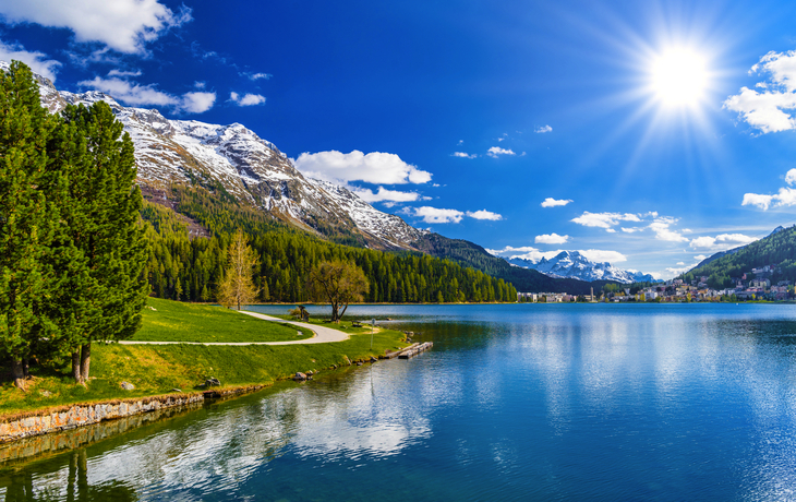 St. Moritzersee mit Bergen und klarem Himmel im Oberengadin, Schweiz.