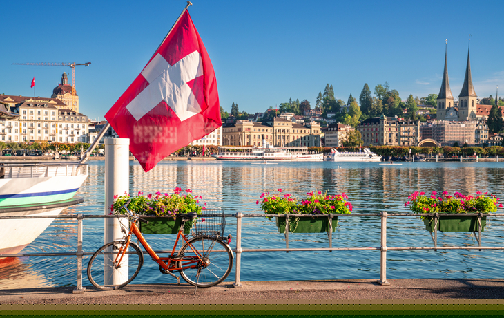 Luzern am Vierwaldstättersee mit Bergen im Hintergrund.