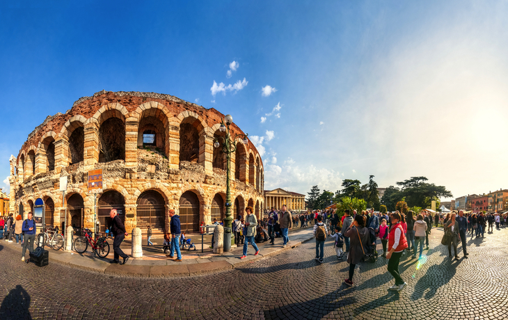 Arena di Verona©pure-life-pictures - stock.adobe.com Panorama der Arena di Verona und Piazza Bra mit Touristen bei sonnigem Wetter