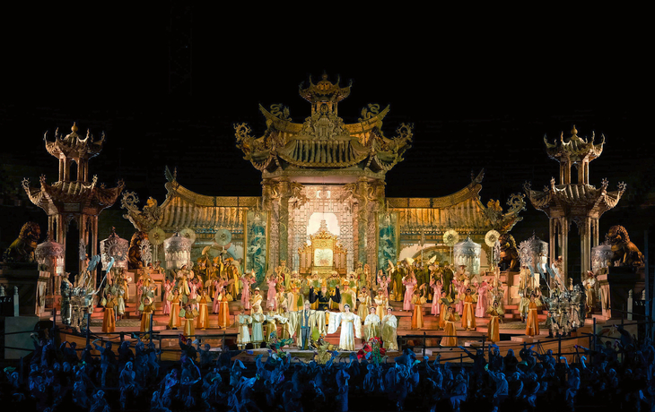 Courtesy of Fondazione Arena di Verona © Ennevi Bühnenbild der Oper Turandot in der Arena di Verona.