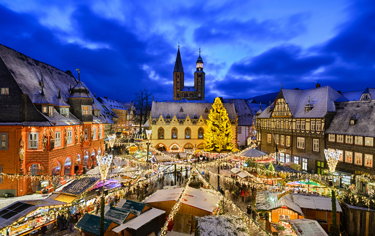 Weihnachtsmarkt in Goslar bei Nacht mit festlicher Beleuchtung und Menschenmenge