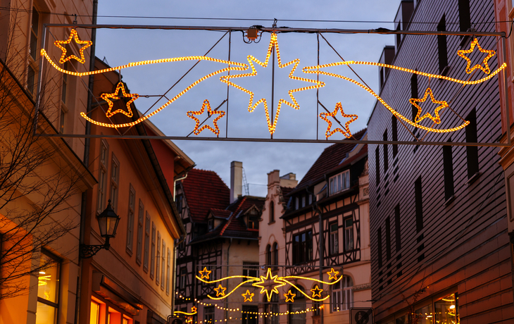 Weihnachtsmarkt mit Fachwerkhäusern und festlicher Beleuchtung in Quedlinburg