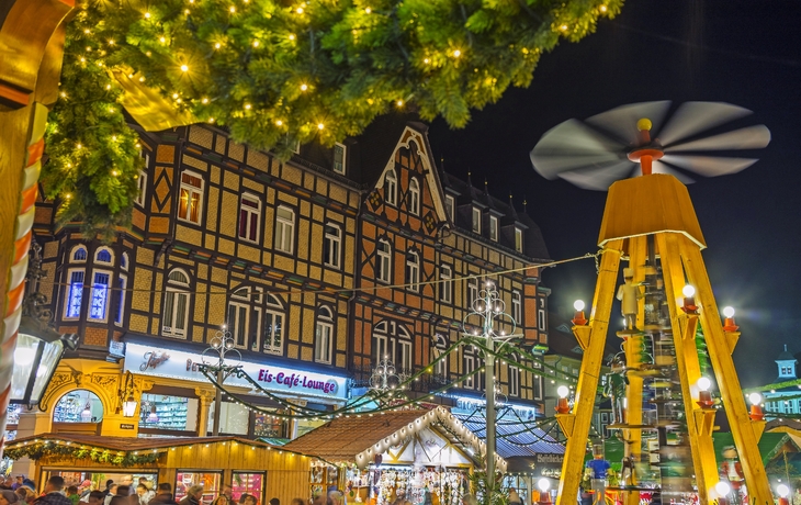 Weihnachtsmarkt in Wernigerode bei Nacht mit beleuchteten Fachwerkhäusern