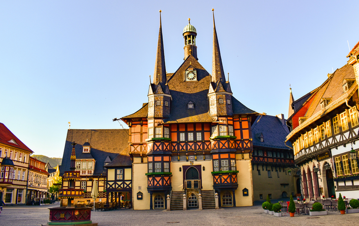 Historisches Rathaus in Wernigerode, Harz, auf einem Kopfsteinpflaster-Marktplatz.