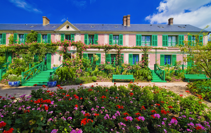 Haus von Claude Monet mit buntem Garten in Giverny, Frankreich.