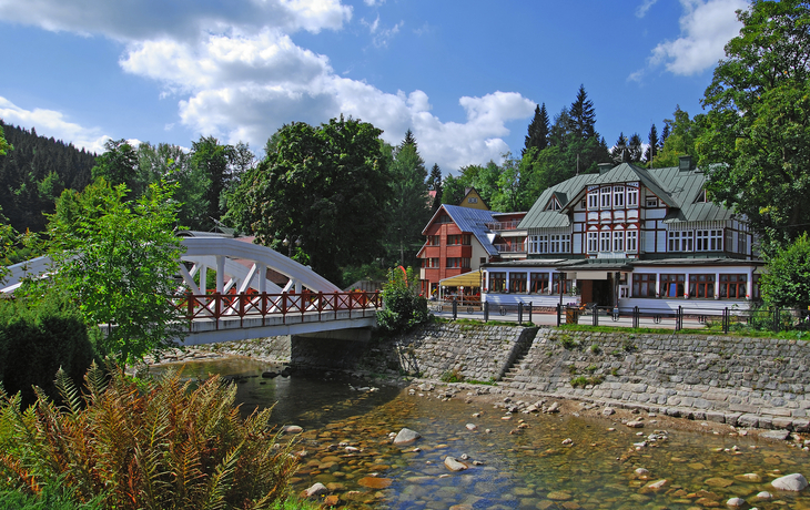 Fluss Elbe bei Spindlermühle im tschechischen Riesengebirge mit Brücke und Gebäude.