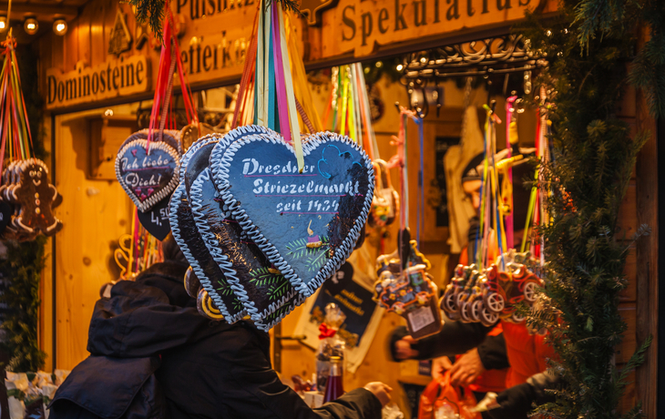 Lebkuchenherzen und weihnachtliche Dekoration auf dem Striezelmarkt in Dresden.