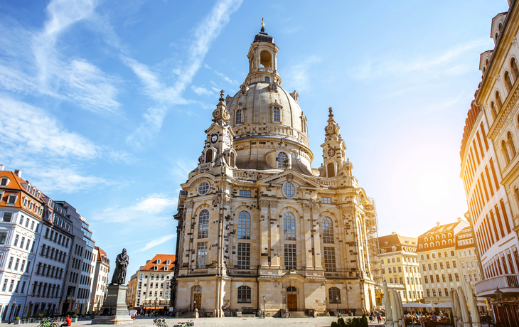 Frauenkirche Dresden mit blauem Himmel im Hintergrund