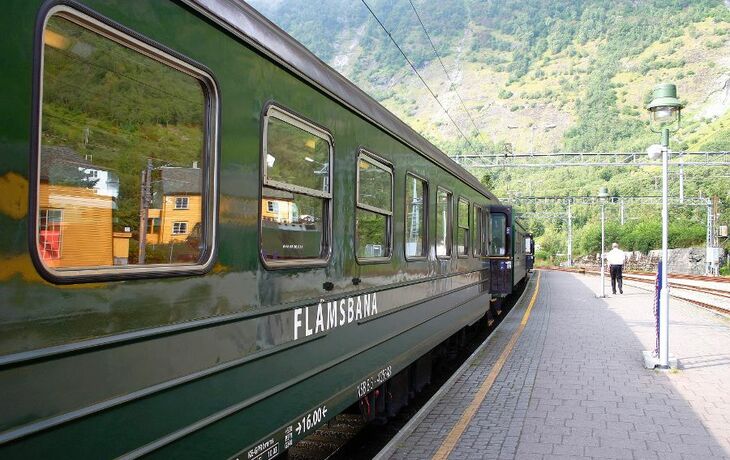 Flåmsbana-Zug an einem Bahnsteig in Norwegen.