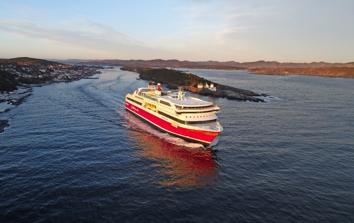 Fähre der Fjord Line auf See, Außenansicht bei Tageslicht in skandinavischer Landschaft.