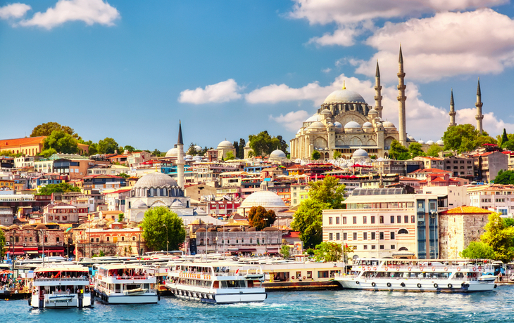 Stadtansicht von Istanbul mit Moschee und Fähren am Wasser.
