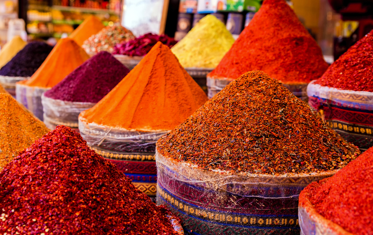 Verschiedene Haufen bunter Gewürze auf einem Gewürzmarkt in Istanbul, Türkei.