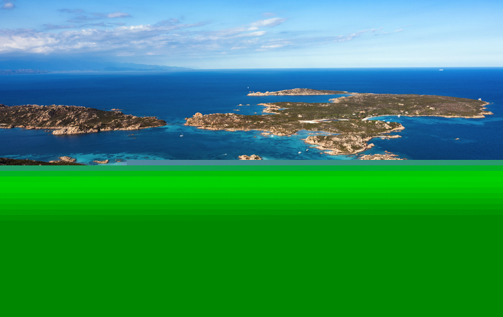 Luftaufnahme einer Küstenlinie mit Inseln und blauem Meer.