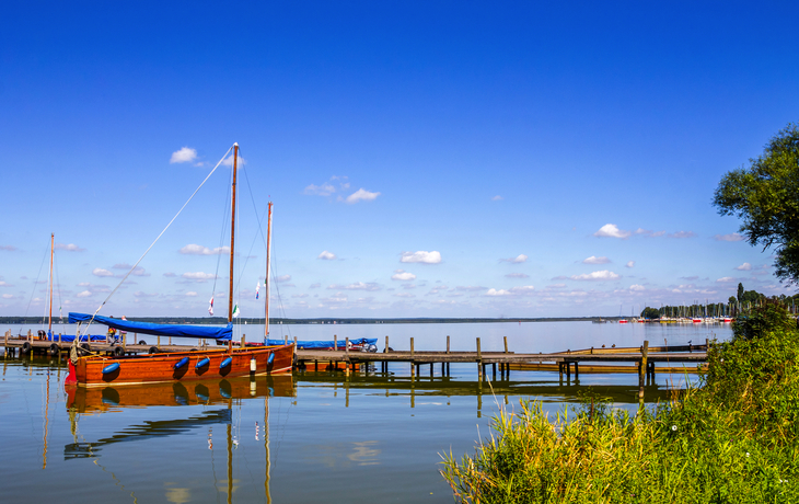 Segelboote auf dem Steinhuder Meer in Niedersachsen mit blauem Himmel und wolken.