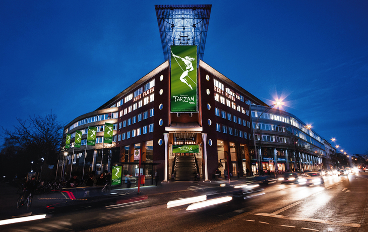 Ansicht des Stage Theater Neue Flora in Hamburg bei Nacht mit Branding für das Musical 