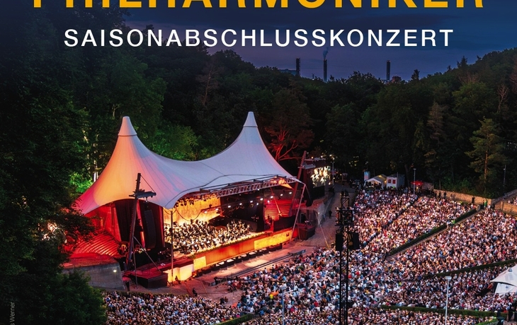 Open-Air-Konzert der Berliner Philharmoniker vor großem Publikum in der Waldbühne.