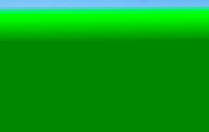 Seebrücke Binz im Winter mit Schnee, umgeben von der Ostsee, unter blauem Himmel.