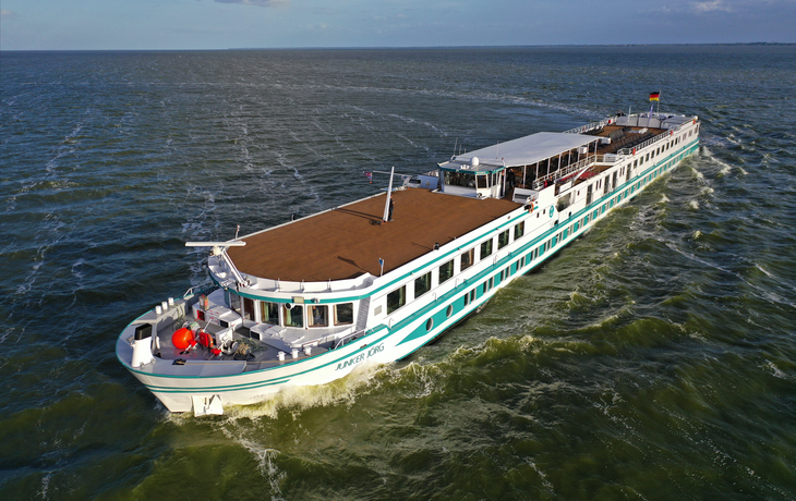 Die MS Junker Jörg unterwegs.